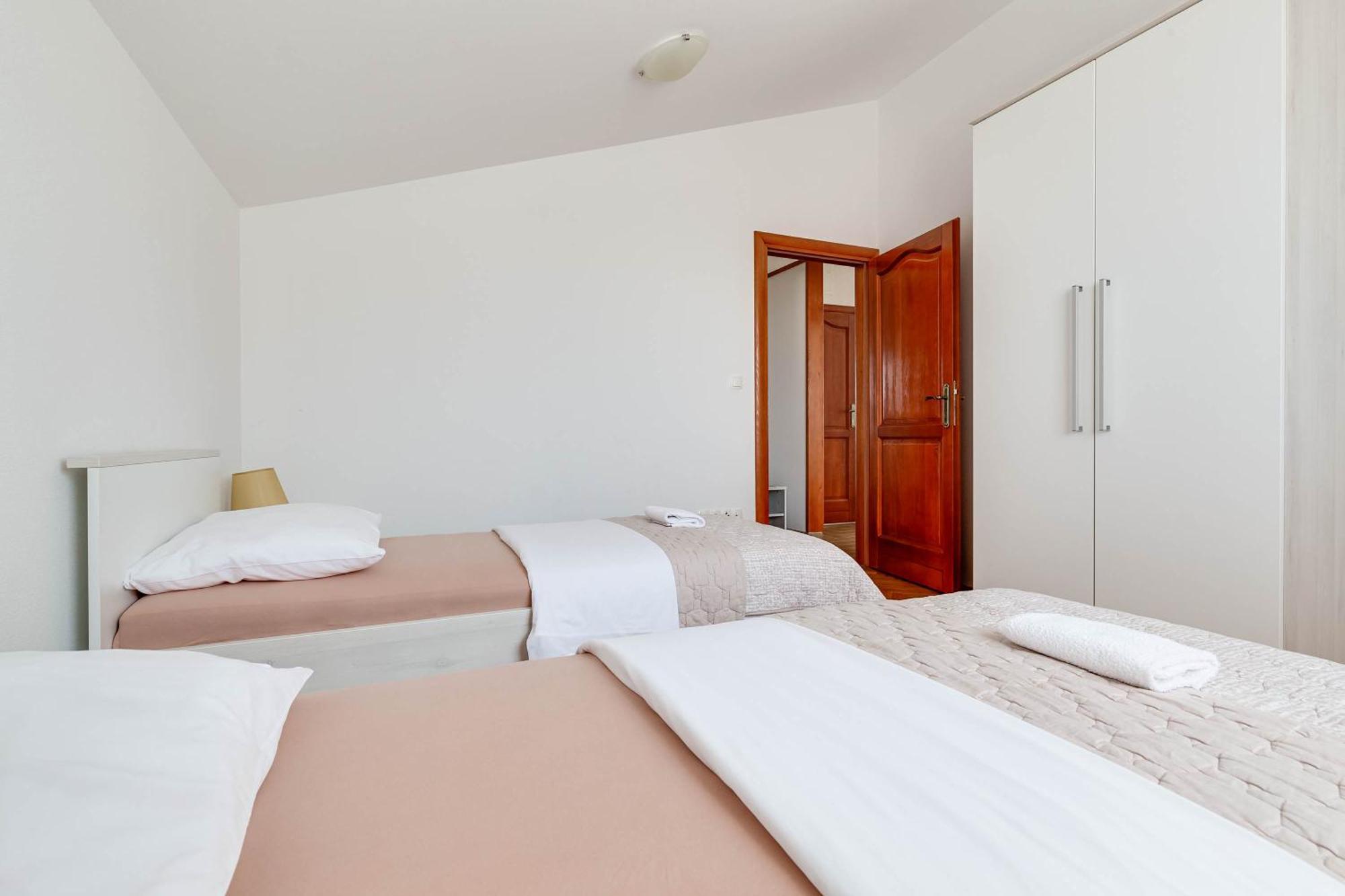 Apartmani Pocrnic Pakoštane Exterior foto