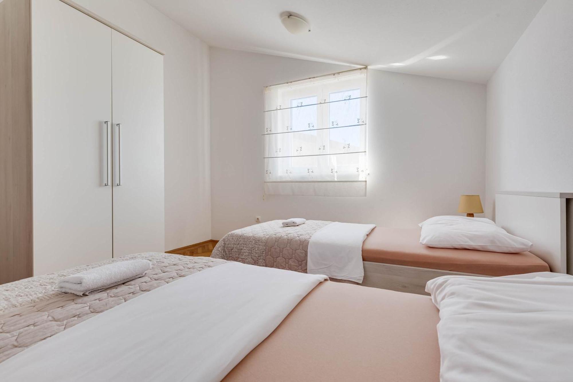 Apartmani Pocrnic Pakoštane Exterior foto